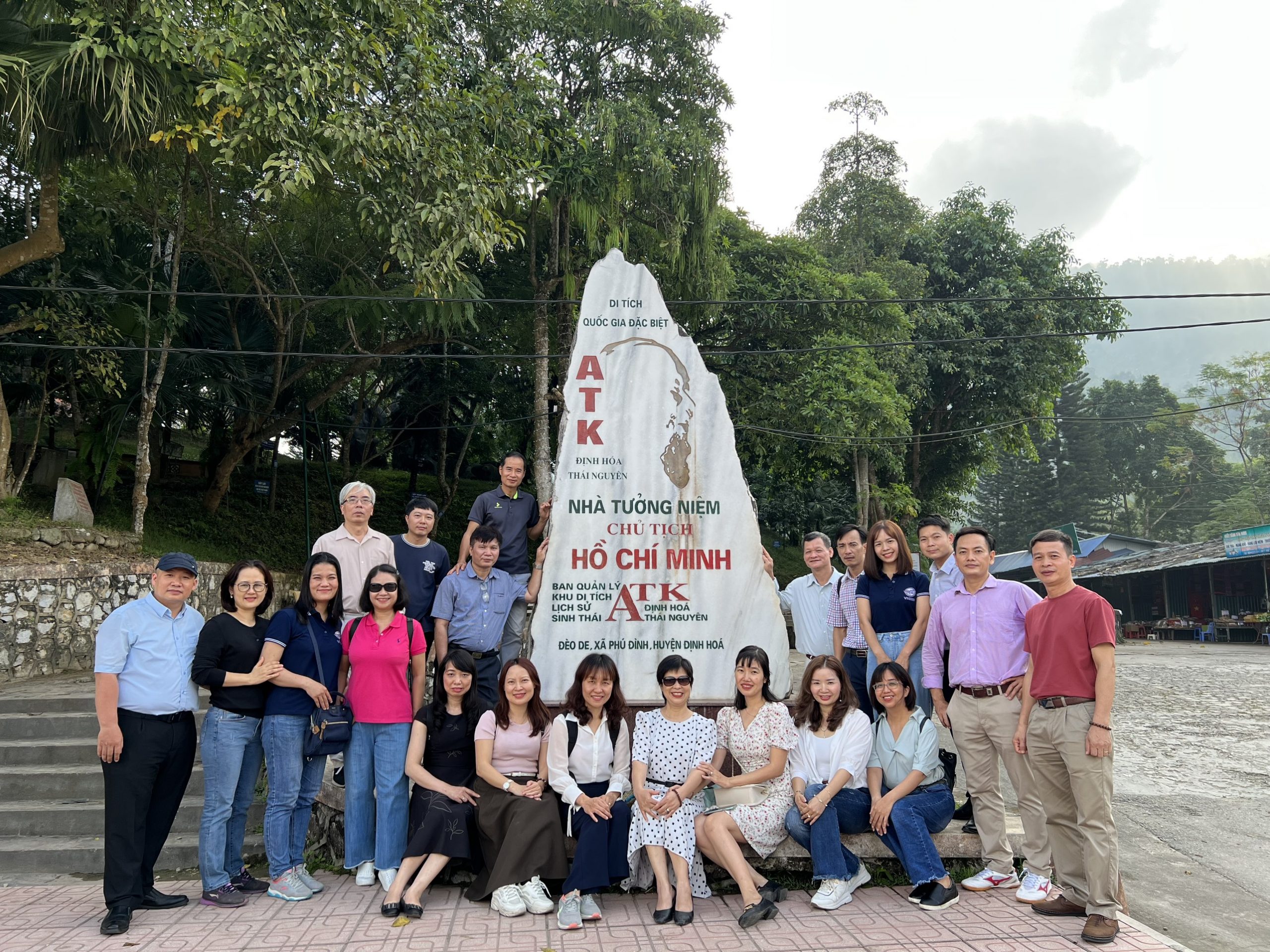 Học tập thực tế tại Di tích lịch sử An toàn khu (ATK) Thái Nguyên và Cây Đa Tân Trào, Tuyên Quang của Chi bộ Trung tâm Phát triển bền vững chất lượng Giáo dục phổ thông Quốc gia