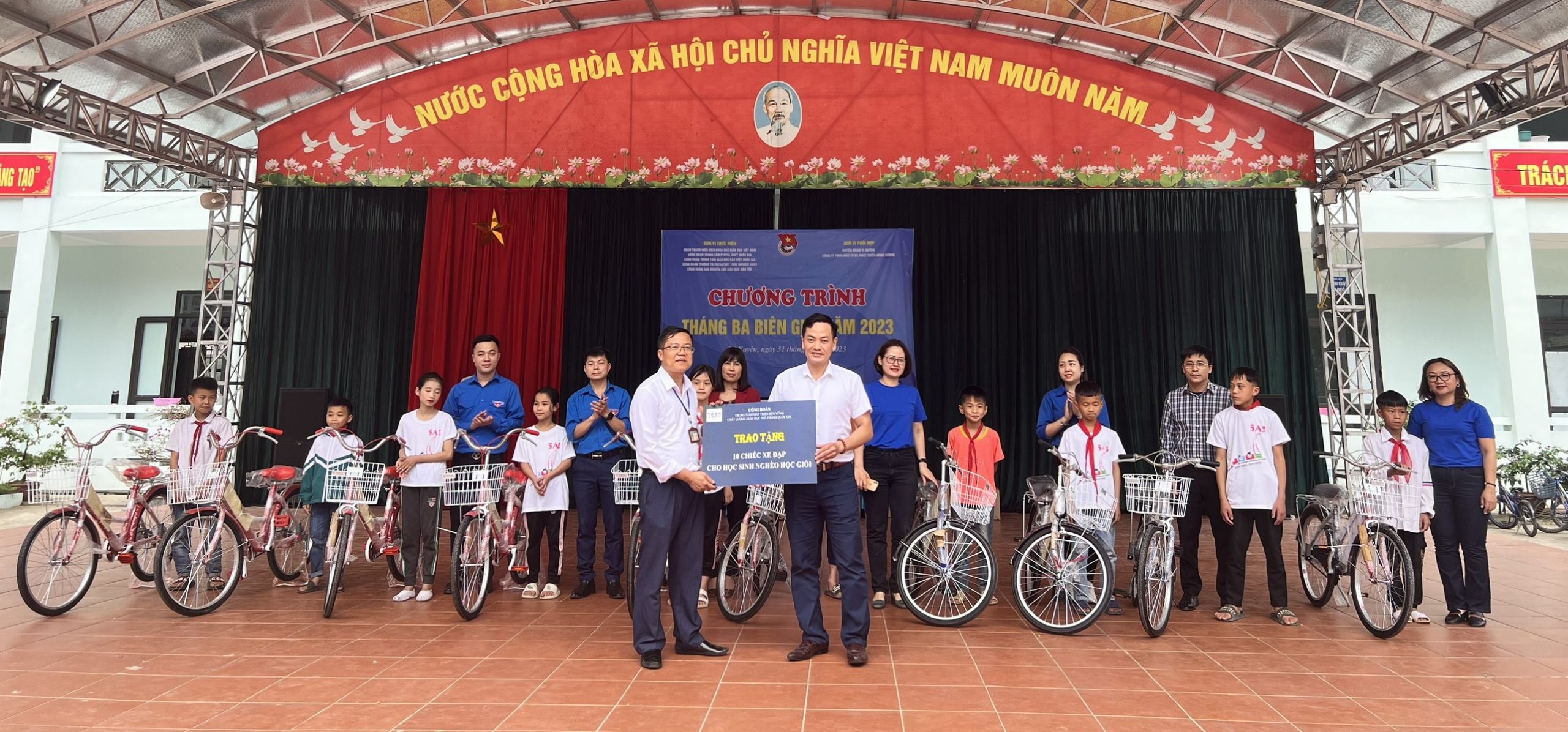 Chương trình “Tháng Ba Biên giới năm 2023” cho học sinh khó khăn tại Tỉnh Hà Giang