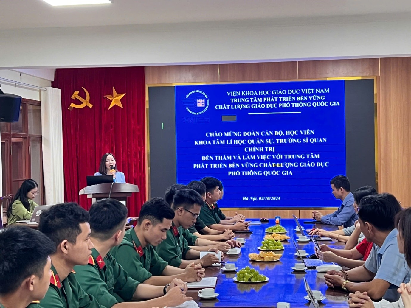 ĐOÀN CÁN BỘ, HỌC VIÊN KHOA TÂM LÍ HỌC QUÂN SỰ, TRƯỜNG SĨ QUAN CHÍNH TRỊ ĐẾN THĂM VÀ LÀM VIỆC TẠI TRUNG TÂM PHÁT TRIỂN BỀN VỮNG CHẤT LƯỢNG GIÁO DỤC PHỔ THÔNG QUỐC GIA