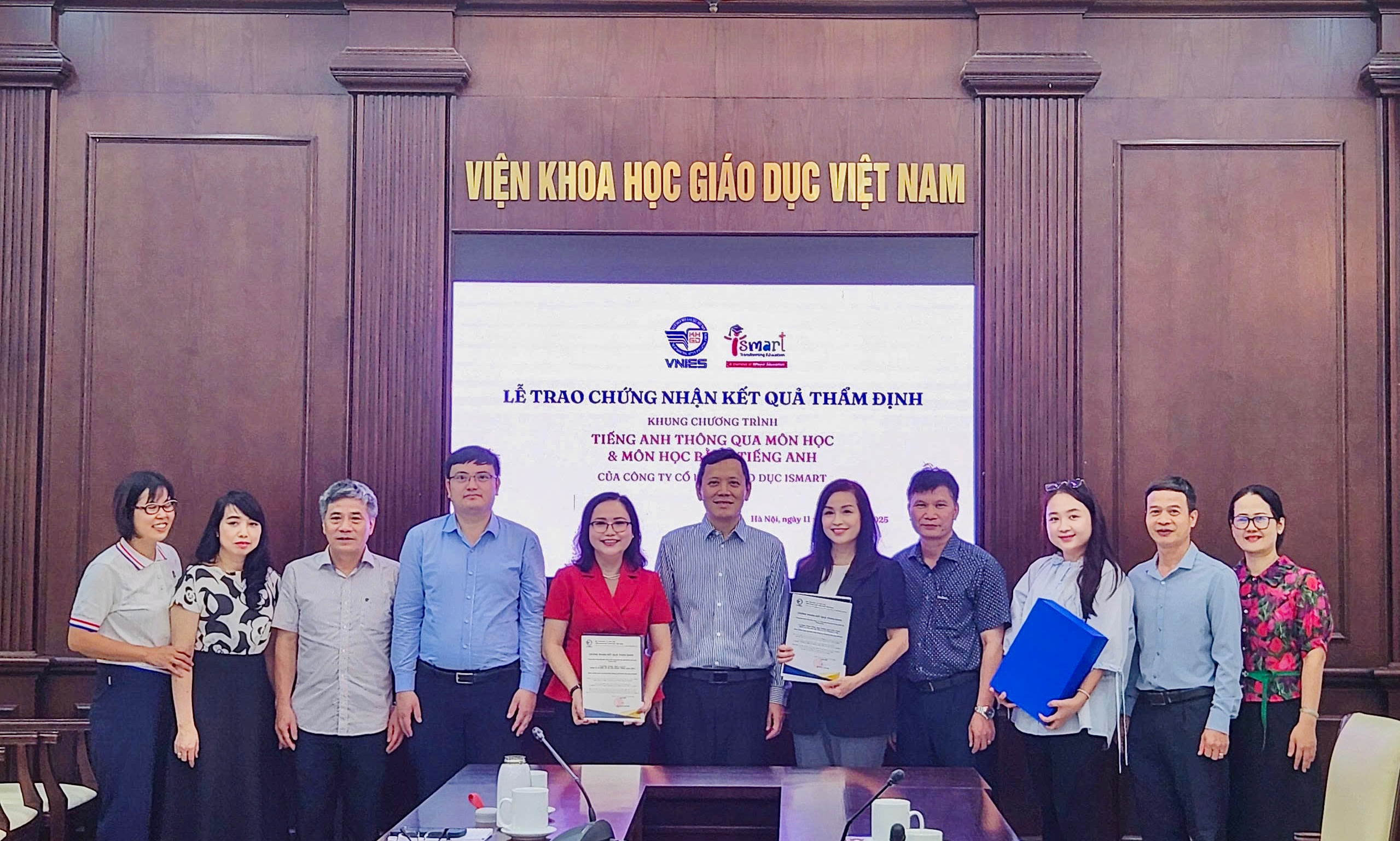 Lễ trao chứng nhận thẩm định Khung chương trình tiếng Anh thông qua môn học và môn học bằng tiếng Anh.
